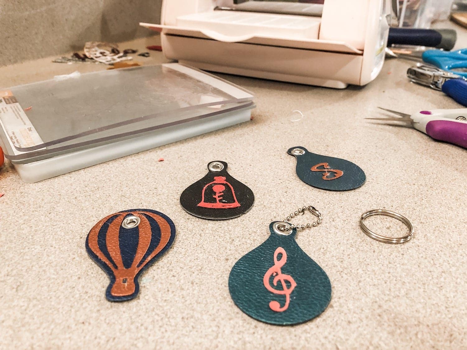 how to use the cricut cuttlebug to make faux feather keychains