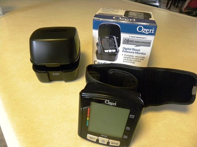 ozeri-blood pressure-monitor-with-case