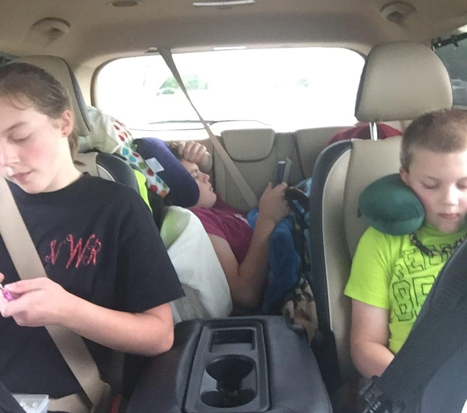 kindle-reader-kids-in-car